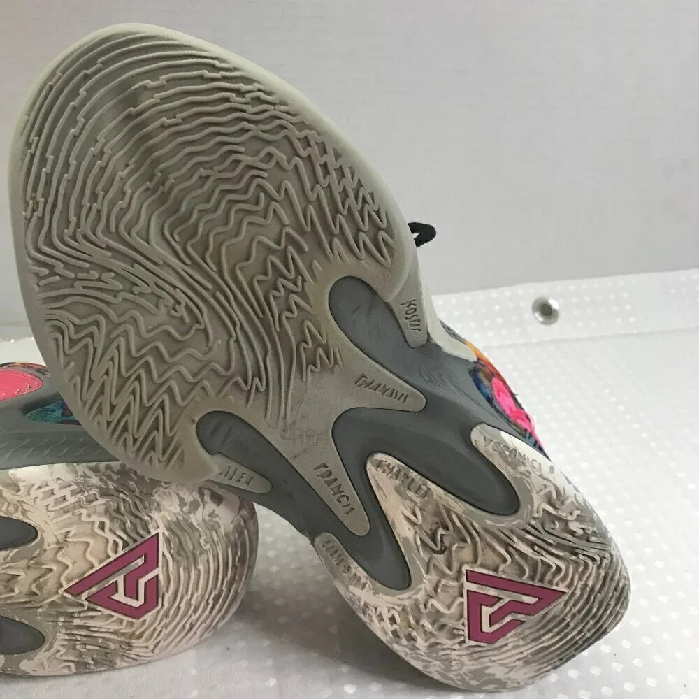 NIKE YOUTH STAY FREAKY SNEAKER SIZE 7Y